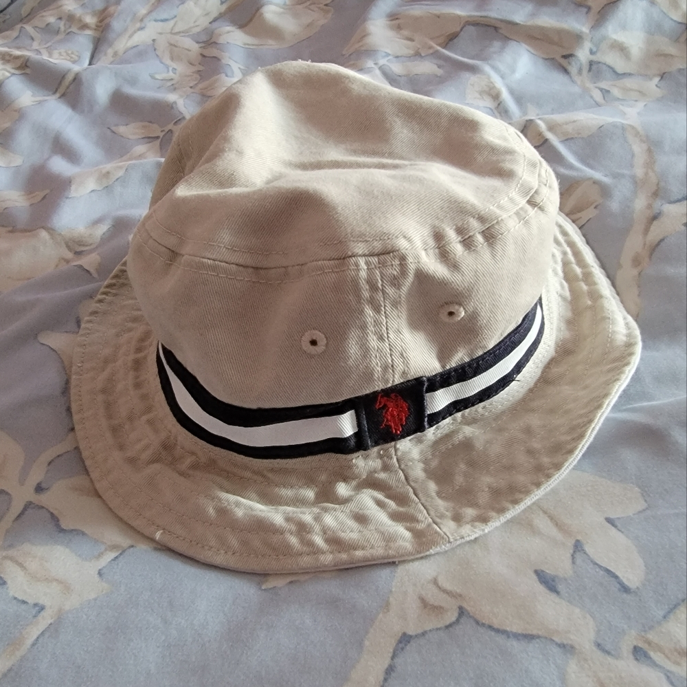 Reversible bucket hat